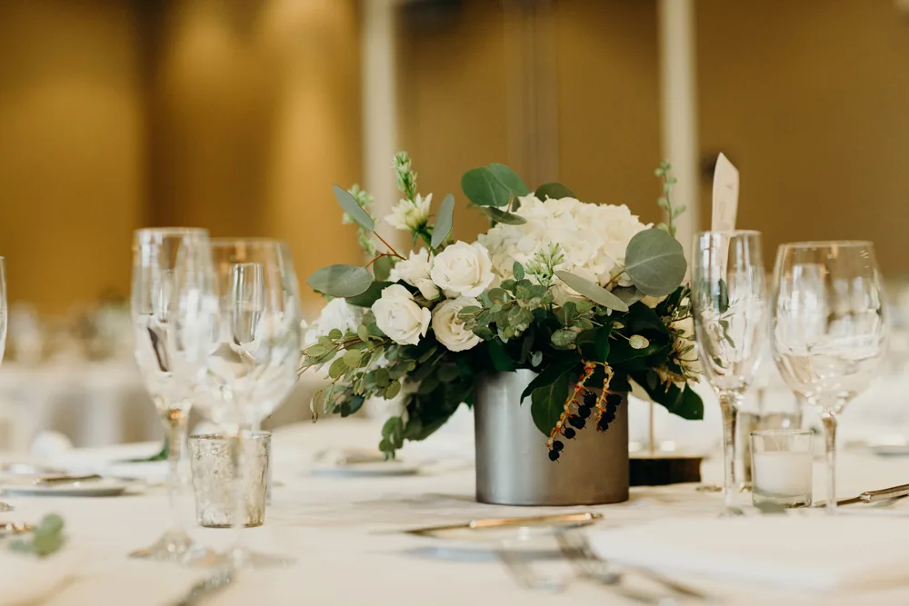 Floral arrangement table centerpiece